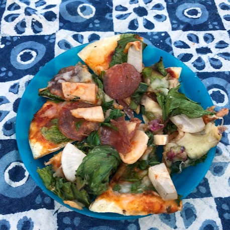 #こどもとみみずの研究所 

年内最後のみみラボは、ピザづくりとしめ飾りづくり！

練馬大根の収穫！
あまりの長さに背比べ。
そしてお決まりの体重測定では、なんと２.４キロで去年の一位を更新しました。

後半は、収穫したばかりの大根とほうれん草でピザづくり。

火起こしと野菜カットと、ピザ生地づくりにわかれてピザづくり。
一人一枚ずつトッピングしてピザ窯へ！

最後はお迎えに来たおうちの人と一緒に、しめ飾りづくりをしました！

今年もたくさんの実りをいただき、楽しくみみラボでの活動ができました。

次回は年明け9日からスタートです。

#みみラボ
#みみコンeco畑
#畑のピザ 
#しめ飾りづくり