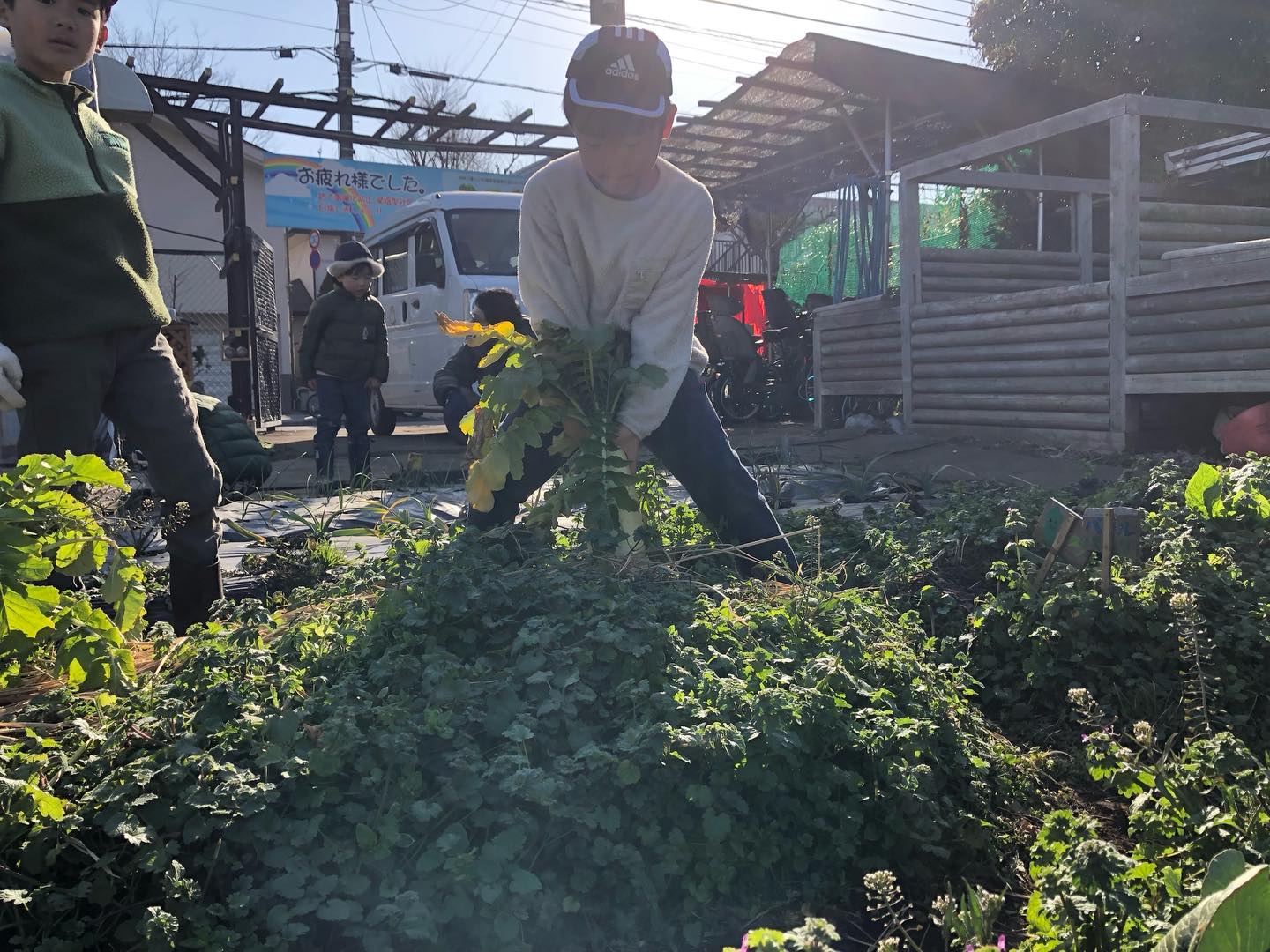 #こどもとみみずの研究所 

1月の活動

大物の大根を収穫！
長さでは先日の練馬大根の記録は抜けなかったものの、
重さでは歴代一位の大物でした。

太陽のエネルギーを使った火おこしもすっかり上手になって、焼き芋や干し芋、いろいろ焼いています。

#みみラボ