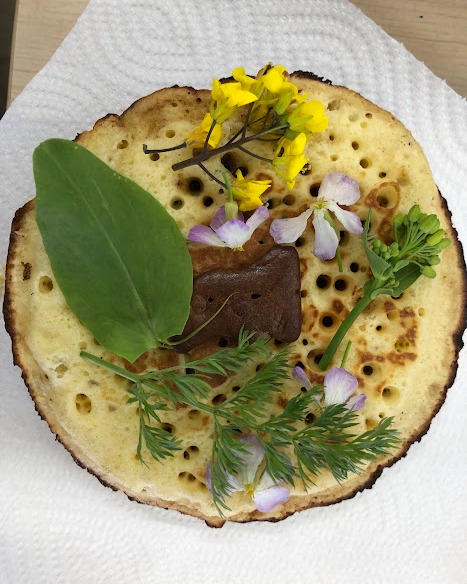 #こどもとみみずの研究所 
みみラボ最終回

毎週土曜日に開催してきた「みみラボ」は、３月２８日が最終回でした。

最終回は、スペシャルなおやつにしようということで、ロージー（鶏）の卵と、野菜の野草や野菜のかわいい花や葉やつぼみをあしらったホットケーキをつくりました。

３月に制作してきたミツロウキャンドルもいよいよ完成し、最後に火を灯しました。

最後はみんなで畑の片付けをして、１年の活動を終えました。

この１年間、そして昨年からの２年間の活動にご参加いただいた皆さま、ありがとうございました。

次年度から「こども農園桜町」として毎週月曜日にスタートします。

#みみラボ 
#畑のホットケーキ
#みみコンeco畑 
#こども農園